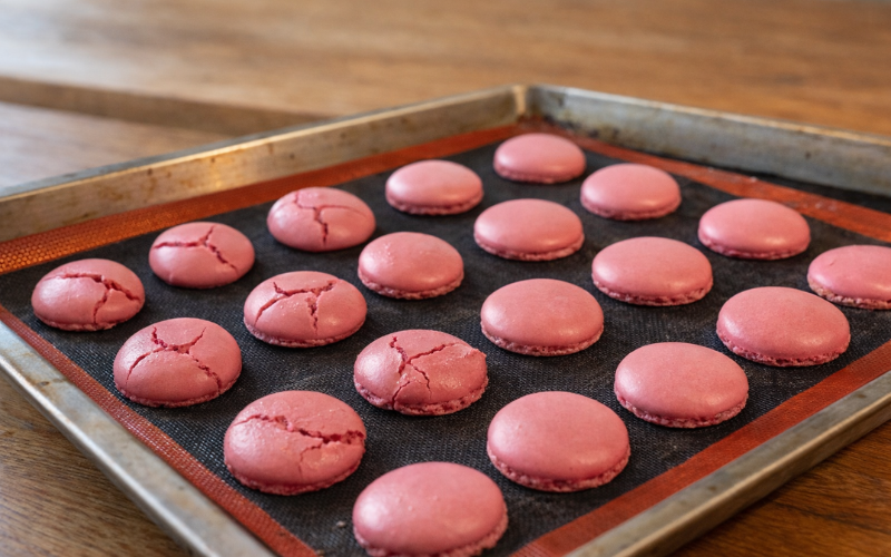 Macarons qui craquent : comprendre les vraies raisons des macarons ratés