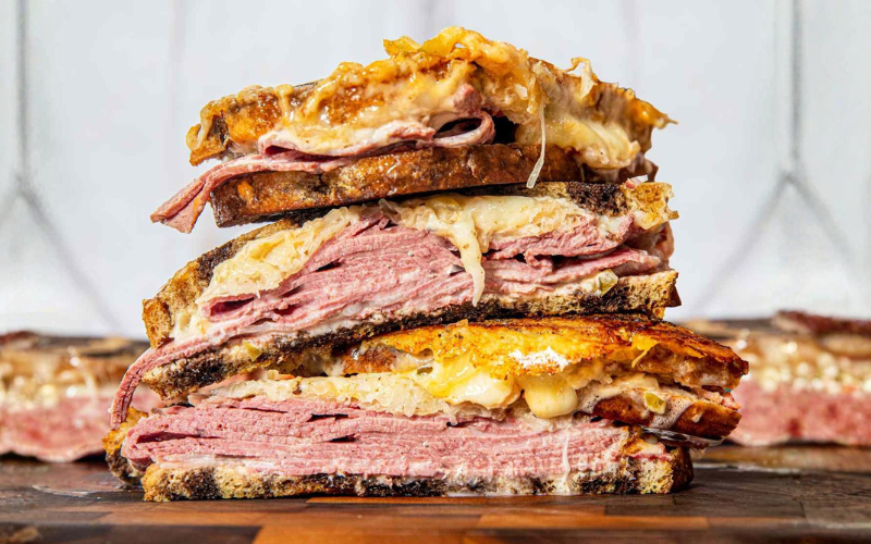 Reuben sandwich : le classique new-yorkais qui met tout le monde d’accord
