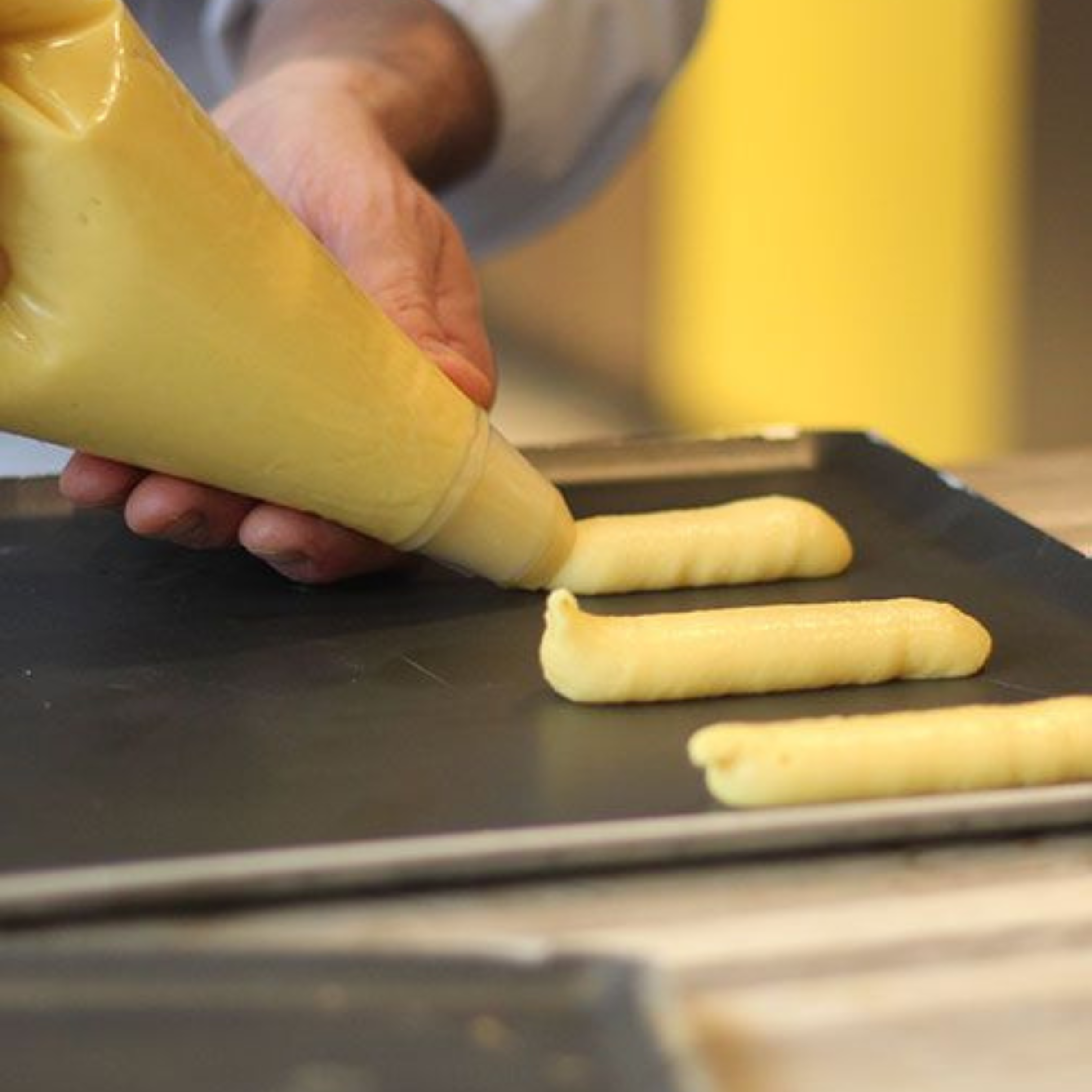 Cours de pâtisserie : Apprendre à manier la poche à douille - Paris