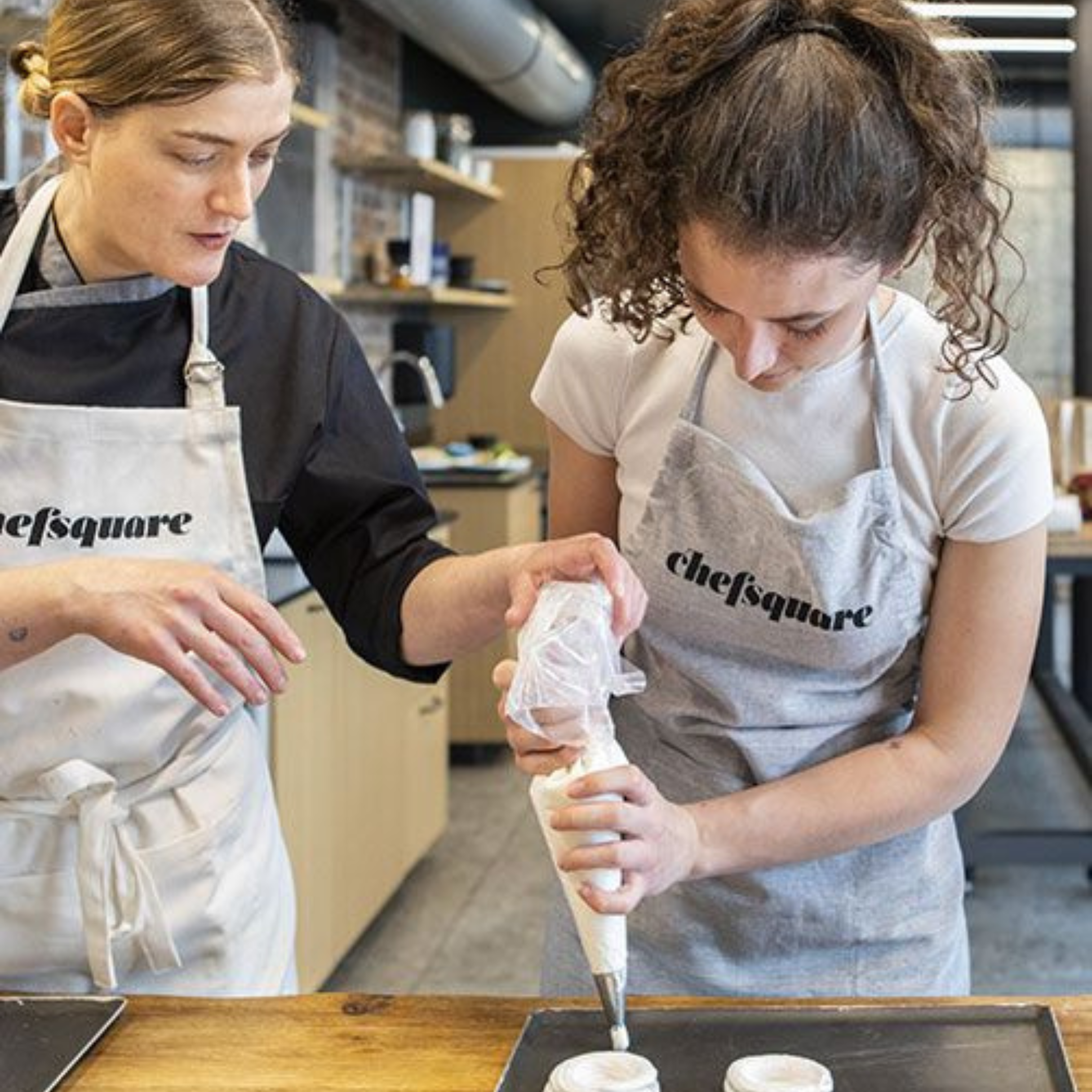 Cours de pâtisserie : Apprendre à manier la poche à douille - Paris