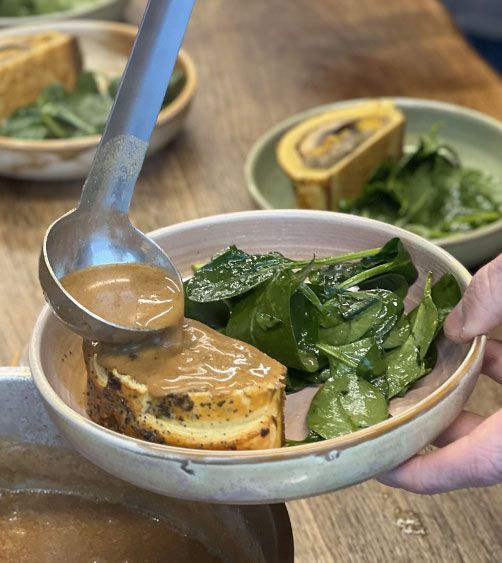 Cours de technique culinaire autour des condiments et des marinades à Paris